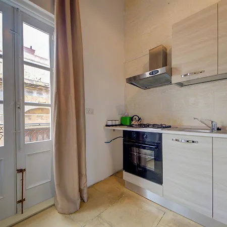 Victory Authentic Maltese Duplex In Apartman