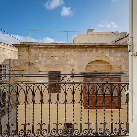 Victory Authentic Maltese Duplex In Apartman