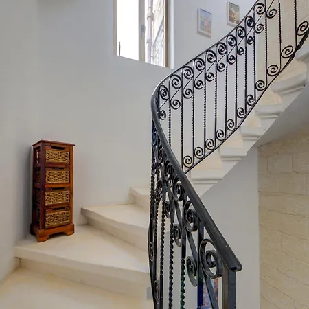Victory Authentic Maltese Duplex In Apartman *